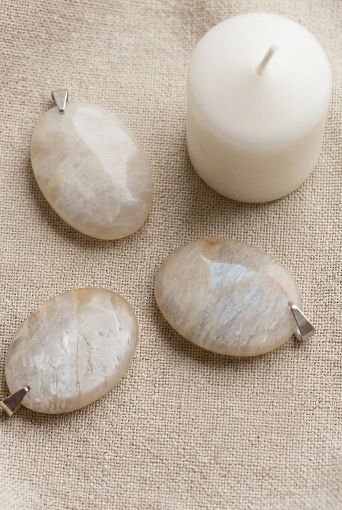 Pendentif pierre de lune beige