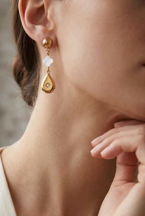 Boucles pendantes fleur nacre