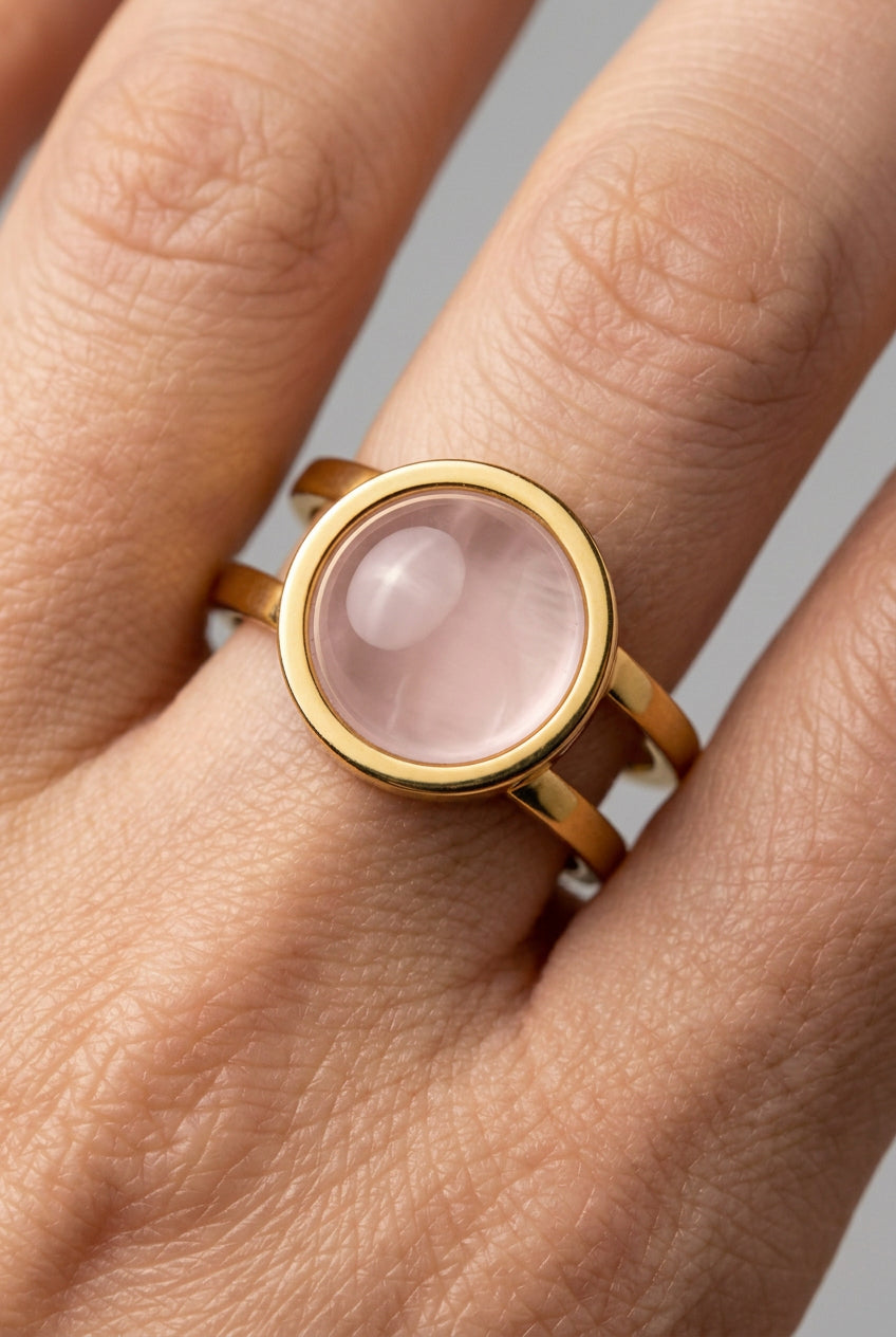 Jolie bague en acier inoxydable doré avec une pierre ronde en pierre naturelle quartz rose 