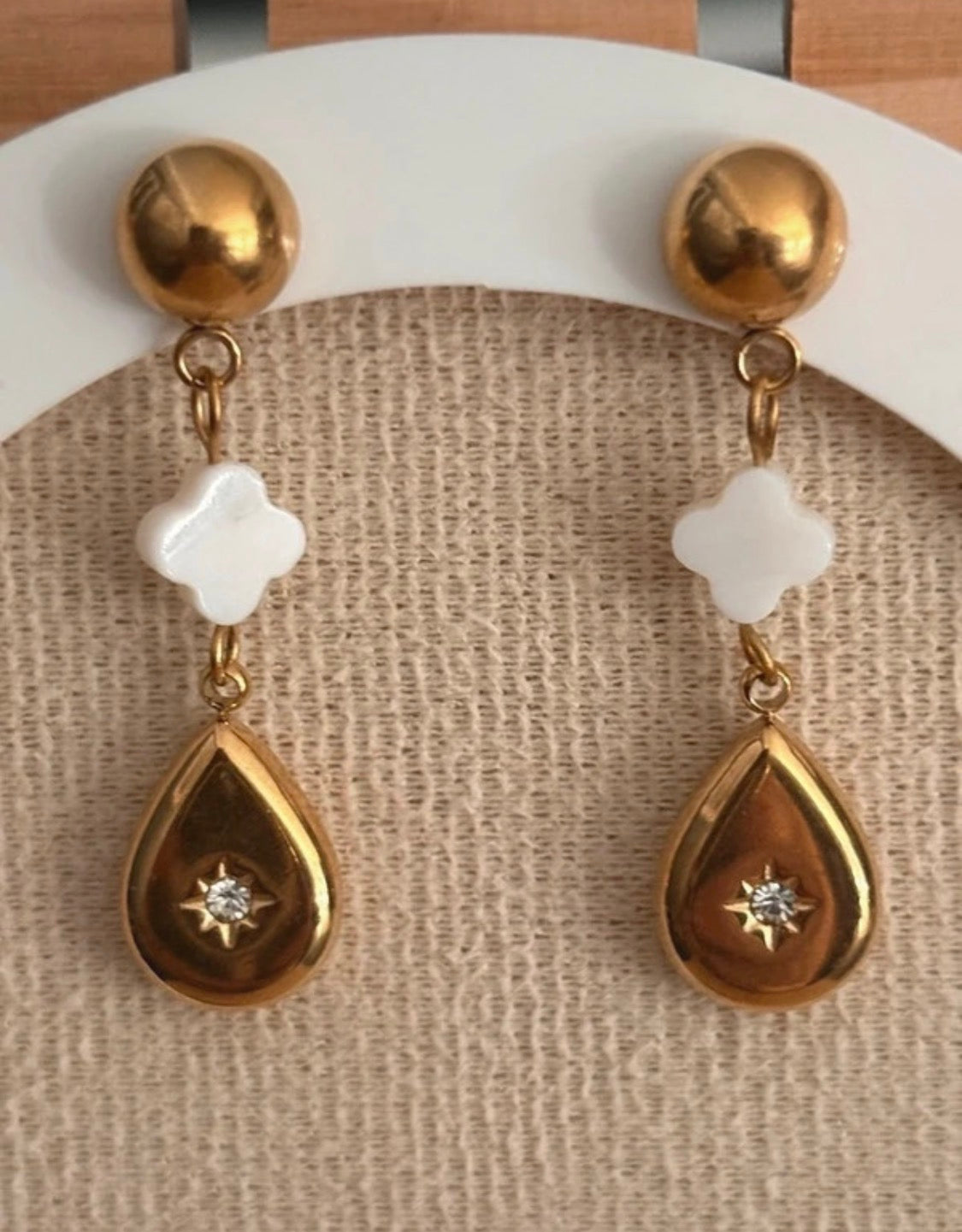 Boucles pendantes fleur nacre